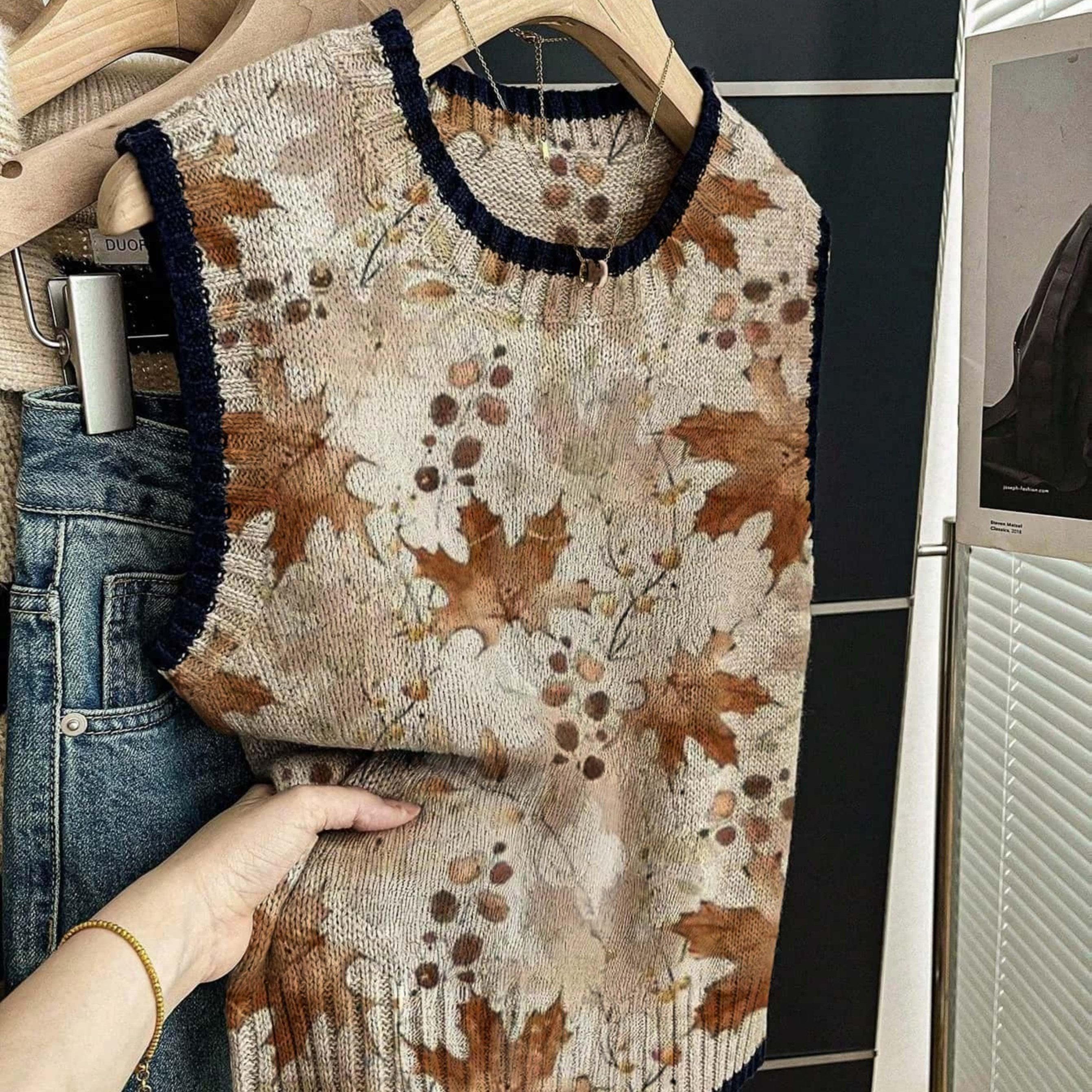 Maple Leaf Detail Knit Vest